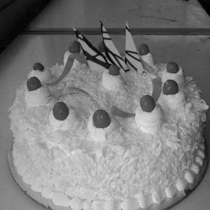 Eggless White Crust Cake (1 Pound)