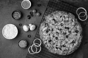 Classic Veg Pizza [10 Inches, Serves 2]