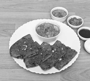 Hari Mirchi Paratha Thali