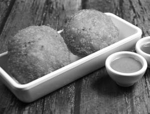 Pyaaz Kachori With Chutney [1 Piece]
