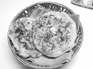 Paneer Kulcha (1 Pc)
