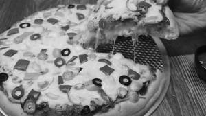 Crowded House Cheese Brust Pizza