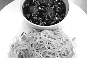 Veg Hakka Noodles With Veg Manchurian [3 Pieces]