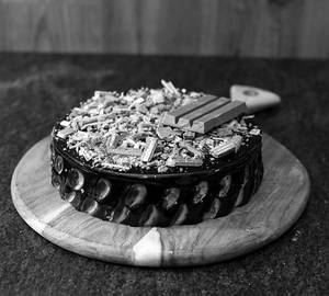 Kit Kat Crunchy Cake Eggless