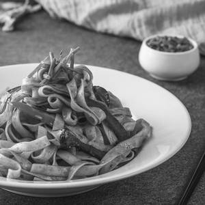 Braised Noodles With Bell Pepper,black Mushroom And Spring Onion