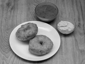 Medu Vada (With Sambar & Chutney) (2pc)