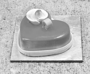 Strawberry fondant cake per kg