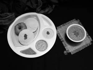 Hot Idli (2 Nos) + Medhu Vadai(1)