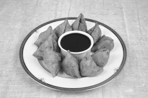Gosht Cocktail Samosas [ 8 Pieces ] [ 360Grams ]