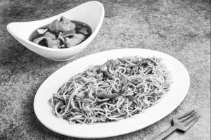 Veg Garlic Noodles With Chilli Chicken [3Pc} Boneless