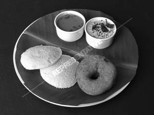 Idly (2 Pcs) Vada (1 Pc)
