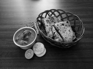 Chicken Curry With Whole Wheat Paratha/phulka