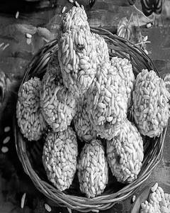 Puffed Rice Balls Sweet  (10 Pcs)