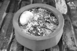 Handi Egg Biryani With Raita & Gravy
