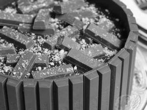 Kit Kat Gems Cakee (1 Kg)