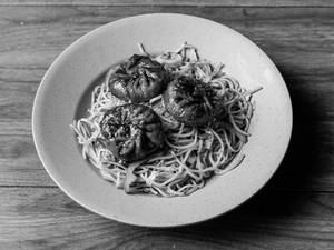 Veg Noodle Bowl With (3pcs) Schezwan Momos