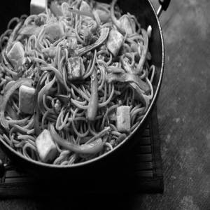 Schezwan paneer fried noodles