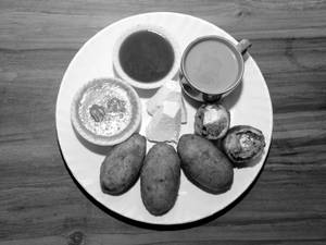 Paneer Stuffed Bread Roll (2 Pcs) With Free Tea