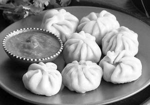 Veg Momos [8 Pieces]
