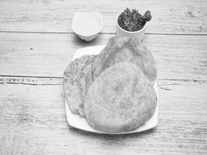 Chettinad Chicken Gravy With 3 Poori