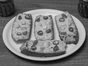 Garlic Bread with Cheese with Onion, Chilly ( 4 Pcs )