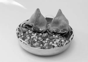 Samosa Channa Chaat (2 Pcs)