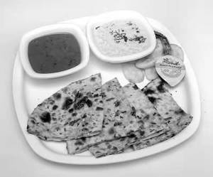 Paneer Kulcha With Dal & Raita