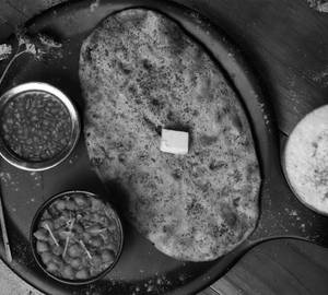 Garlic Kulcha with Chana (1Pcs)