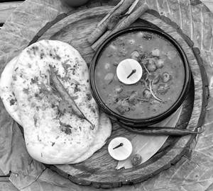 Chatpate Chole With Baked Kulche