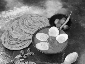 Laccha Paratha (2 Pcs) + Egg Curry