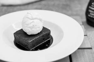 Hot Brownie With Icecream                   