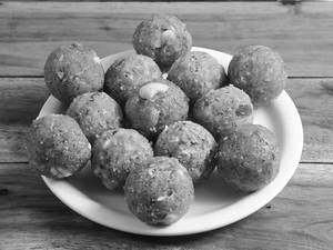 Gond Laddu