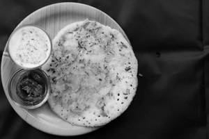Butter Onion Uttapam 