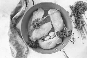 Boiled Chicken (6 Pcs) With Less Oil And Masala Served With Black Pepper And Salt