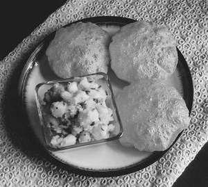 Poori [4 pieces] + Bhaji