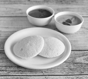 Idli with green chutney [3 pieces]