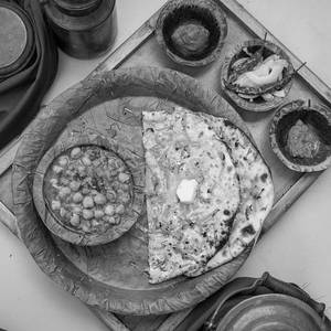 Stuffed Kulcha With Chole