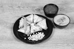 Chana Dal Kanda Samosa