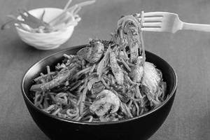 Schezwan Mushroom Noodles Large