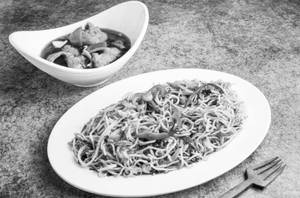 Veg Hakka Noodles With Chilli Chicken(3pcs) Boneless