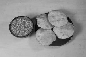 4 Luchi With Cholar Dal