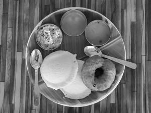 Plate idli vada