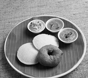 Idli (2pcs) & Vada (1pc) 