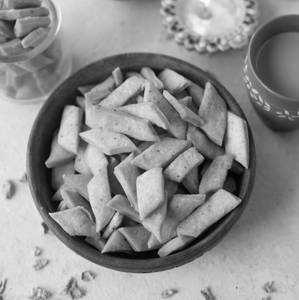 NAMAK PARA