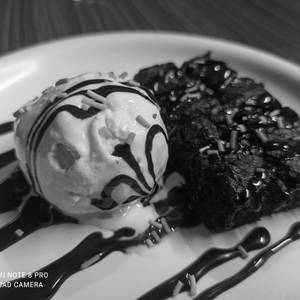 Brownie With Vanilla Ice Cream