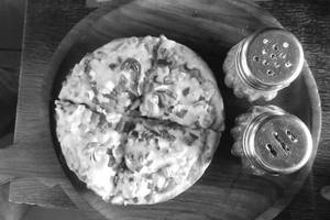 Chicken tikka pizza