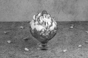 Strawberry Vanilla Sundae Medium