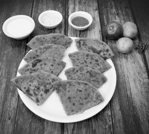 2 Aaloo Methi Paratha