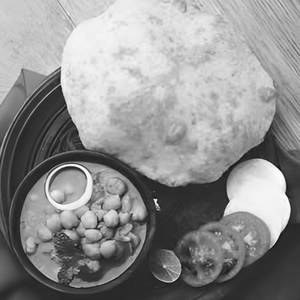 Chole Bhatoore (2 Pcs)