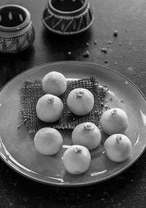 Besan Laddu [4 Pieces]